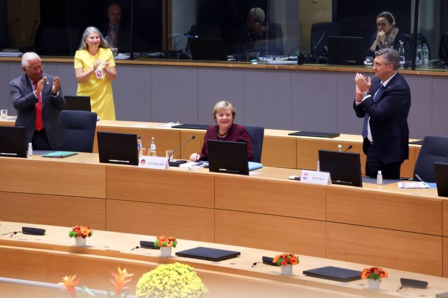 Líderes europeus homenageiam Angela Merkel em sua última cúpula como chanceler alemã