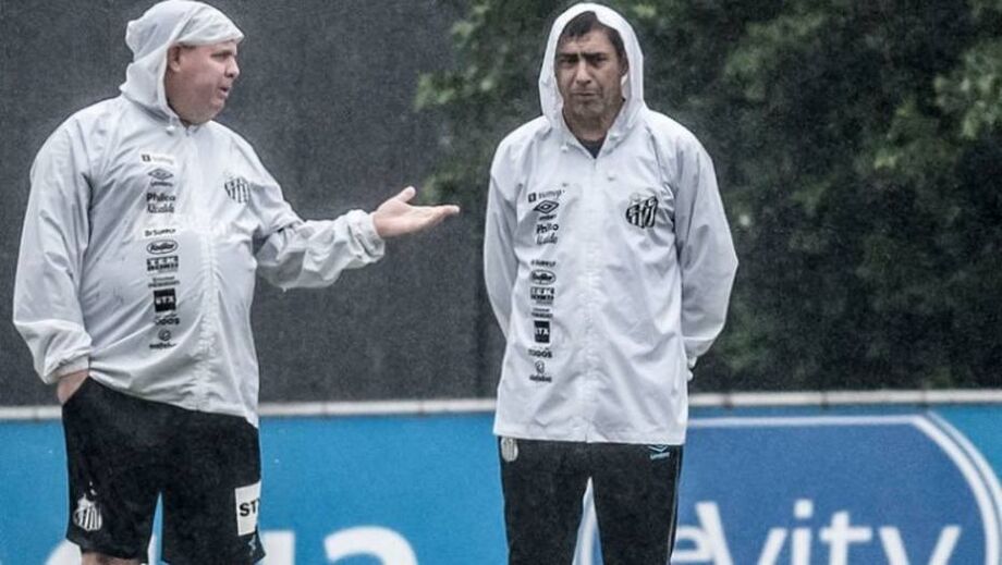 O técnico Fábio Carille durante treino do Santos; no meio de semana ele tem que arrumar o time que enfrenta o Fluminense