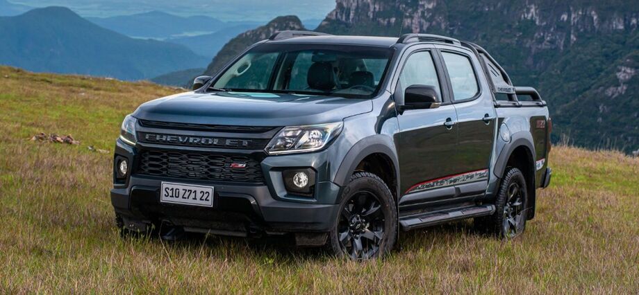 Na frente, ela usa a mesma grade da High Country, que não tem a gravata centralizada e o logo com o nome da versão.
