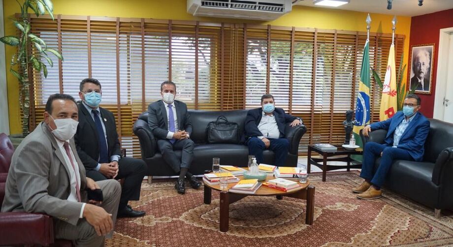 DIretório sul-mato-grossense do PSB em visita ao presidente nacional da sigla, Carlos Siqueira.