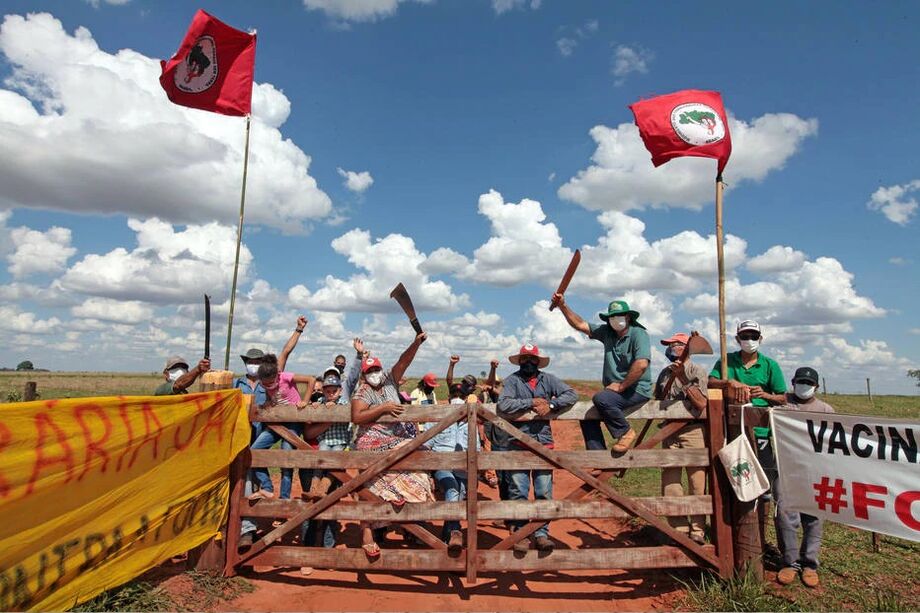 Integrantes do MST ocupam fazenda Santa Cruz no Pontal do Paranapanema, em SP; ato marca nova etapa de ações do grupo.