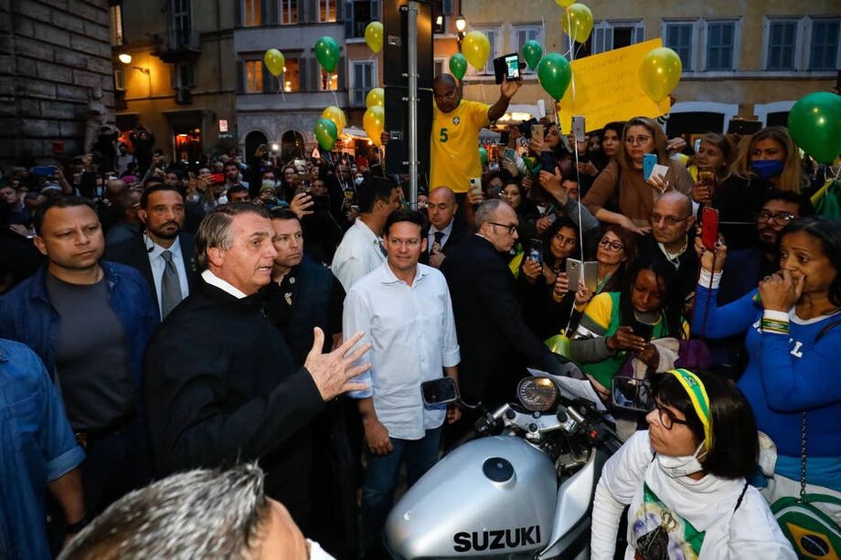 Presidente Jair Bolsonaro cumprimenta apoiadores em frente à embaixada do Brasil em Roma.