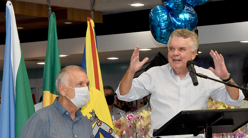 O presidente do Grupo Pereira, Beto Pereira, discursa para autoridades presentes