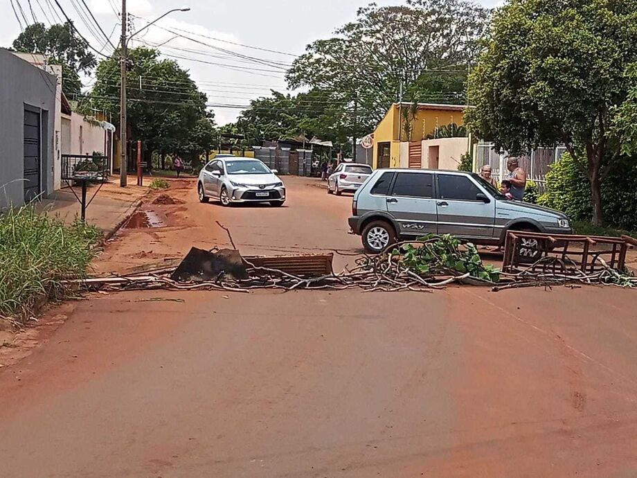 Trecho interditado pelos moradores