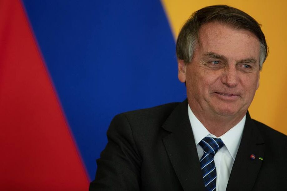 Bolsonaro confirma Auxílio Brasil em R$ 400 e promete não furar teto de gastos
