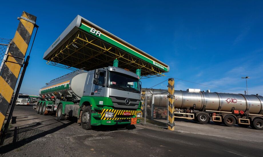 Caminhão-Tanque em refinaria da Petrobras
