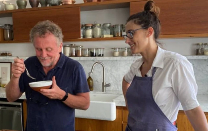 Jason Lowe e Paola Carolsella em vídeo no canal do Youtube da chefe de cozinha