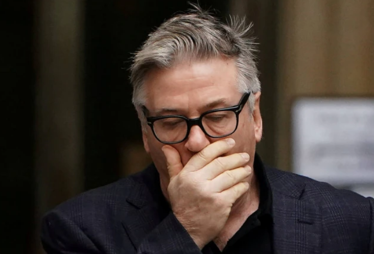 Alec Baldwin deixa tribunal de Manhattan, em Nova York