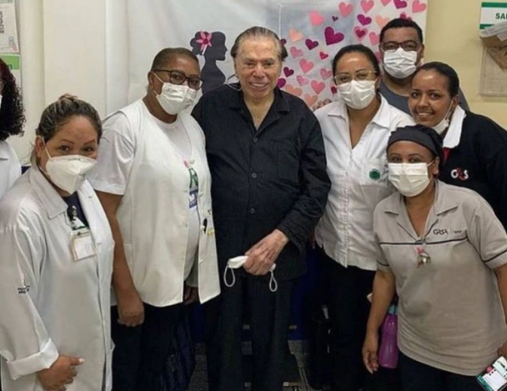 Silvio Santos recebe a terceira dose da vacina contra o coronavírus