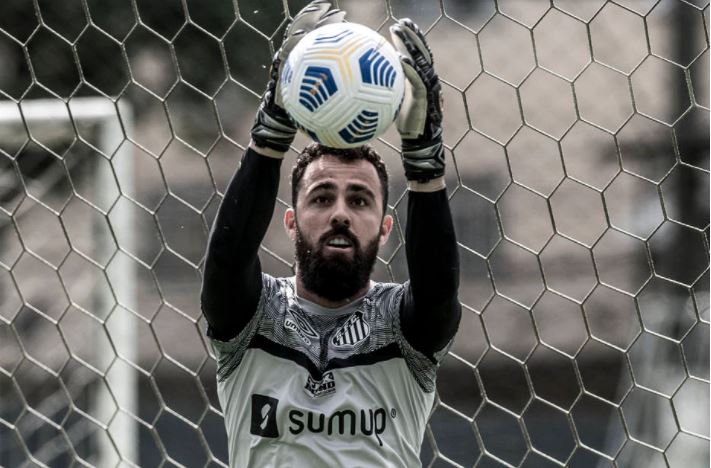 O goleiro Jandrei será titular e fará sua estreia pelo Santos no lugar de João Paulo que está suspenso.