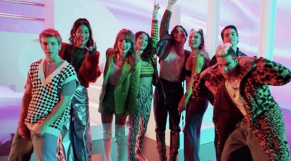 Novo clipe traz a música tema de Rebelde, que estreia na Netflix em 5 de janeiro de 2022