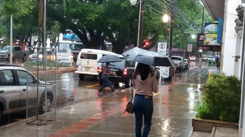 Chuva amenizou o calor em Dourados