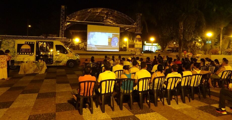 Atvos inaugura cinema itinerante em Deodápolis (MS)