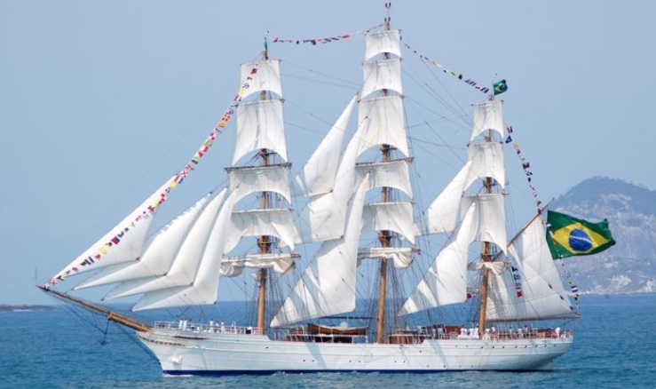 O Navio-Veleiro Cisne Branco da Marinha do Brasil sofreu um acidente no Equador hoje quando, ao sair do porto, colidiu com uma ponte em Guayaquil devido à forte corrente no local.