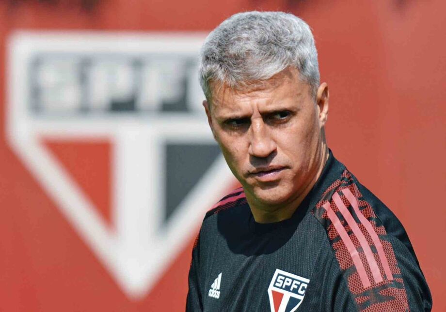 O treinador Hernán Crespo