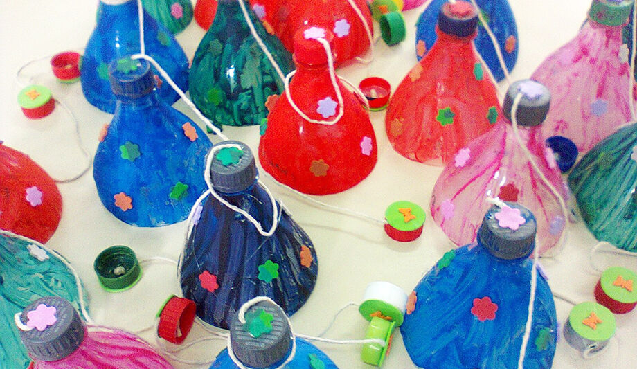 O brinquedo bilboquê geralmente é feito com garrafa pet, mas a oficina do Sesc Cultura vai ensinar a fazer com outros materiais