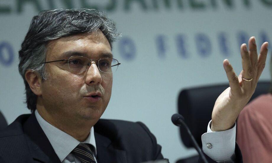 O Ministério da Economia não trabalha com outra opção que não seja discussão do texto da PEC dos Precatórios, disse o novo secretário especial do Tesouro e Orçamento, Esteves Colnago