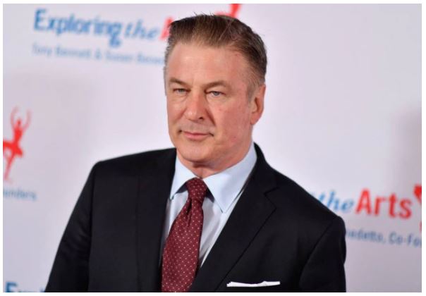 Uma mulher morreu após disparo acidental em filme produzido por Alec Baldwin