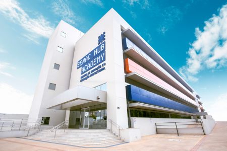 O Senac Hub Academy fica na Rua Francisco Cândido Xavier, 75, esquina com a Rua 26 de Agosto, em Campo Grade (MS).
