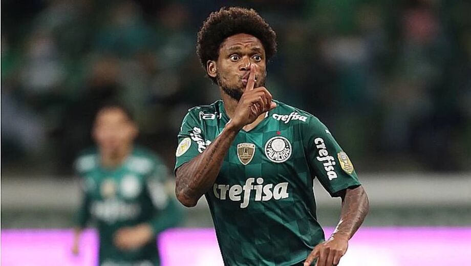 Luiz Adriano celebra após marcar o gol de empate do Palmeiras.
