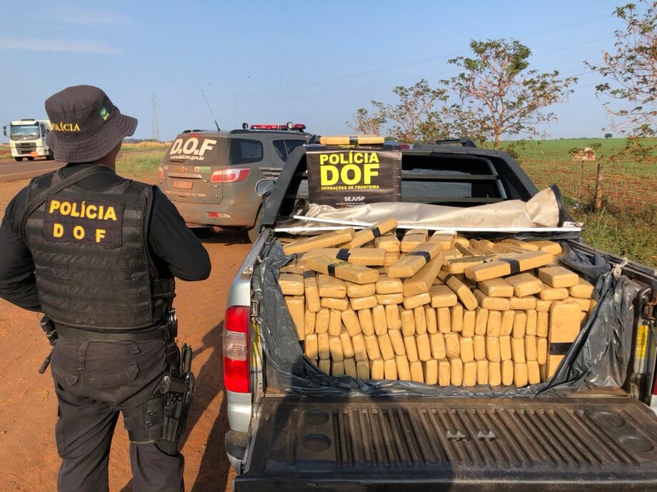 Durante a abordagem foi possível visualizar a droga no interior do veículo