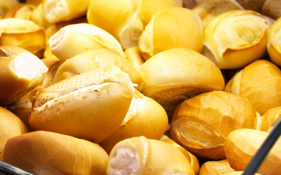 O pão branco elaborado a partir de farinha de trigo, é fonte de energia rápida e contém vitaminas como ferro e ácido fólico