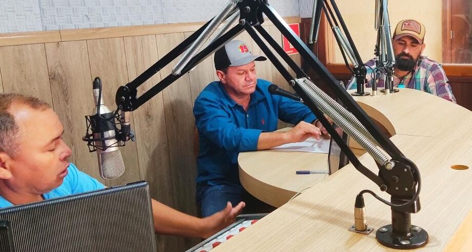 O comunicador Mauricio Silva entrevistando o prefeito eleito de Paranhos, Donizete Viaro e o vereador Giulliano Delarissa.