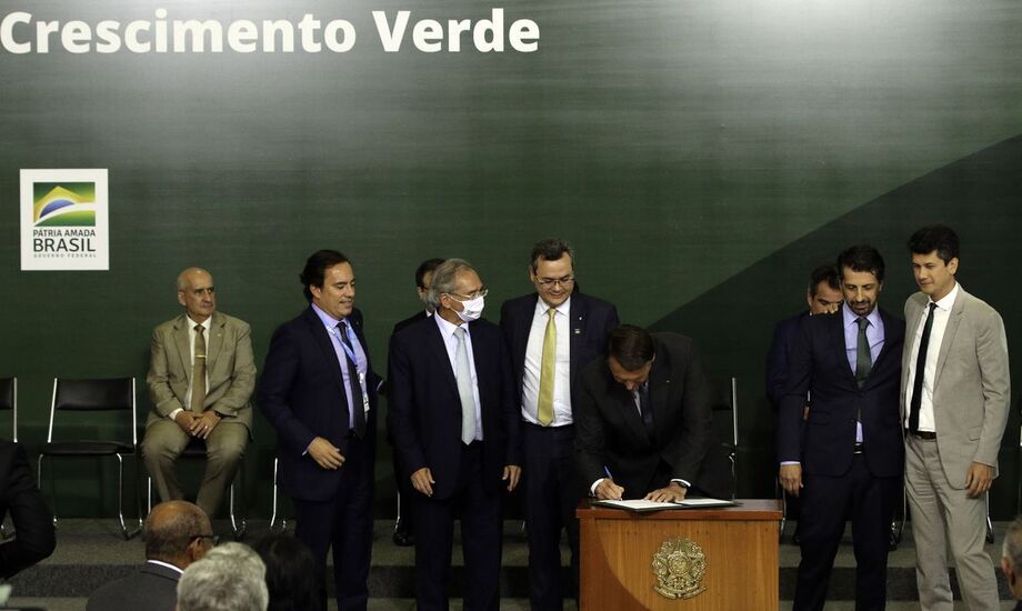 No início do mês, Leite havia dito que o Brasil apresentará, na COP26, a meta de zerar o desmatamento ilegal antes de 2030, sem dar mais detalhes sobre como alcançar o objetivo