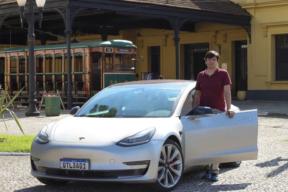 Rafael Leonhardt em seu Model 3: 'Nunca mais quero outro tipo de carro'