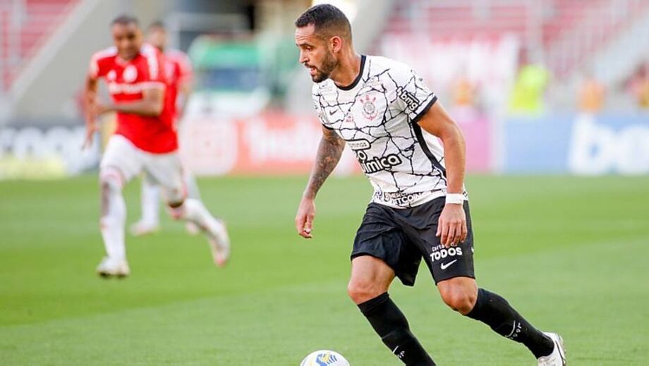 Renato Augusto é elogiado por Sylvinho por atuação diante do Inter