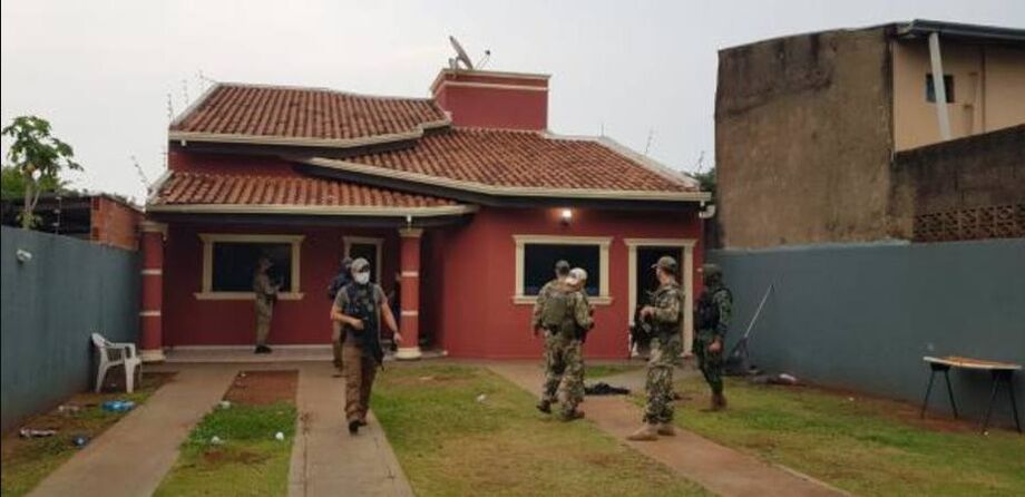 Agentes da Senad durante buscas em Pedro Juan Caballero, no Paraguai, fronteira com o Brasil