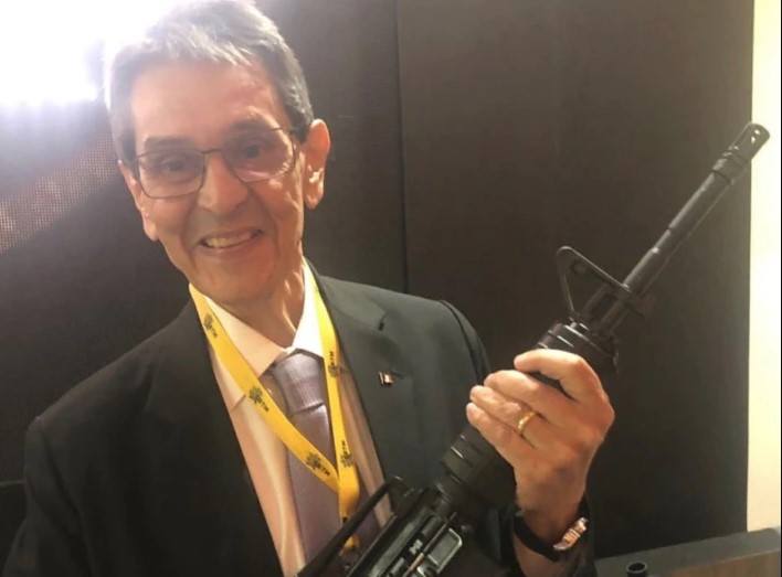 O ex-deputado federal Roberto Jefferson em foto com fuzil publicada nas redes sociais