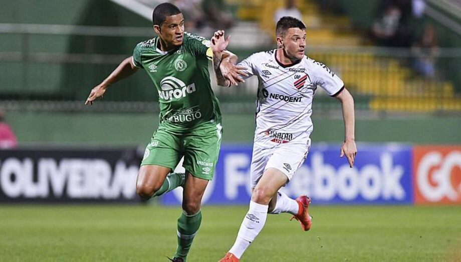 Athletico-PR empata no fim e Chapecoense segue sem vencer em casa no Brasileirão
