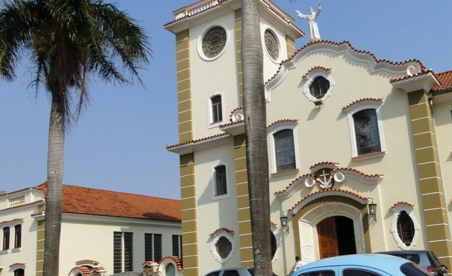 Missas em diferentes paróquias da cidade acontecem ao longo desta quarta-feira, reunindo fiéis para celebrar a data cristã mais importante do ano.