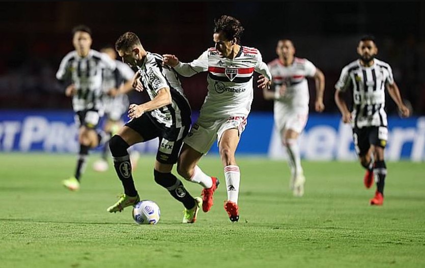Improvisado, Igor Gomes atutou pela lateral-direita do São Paulo