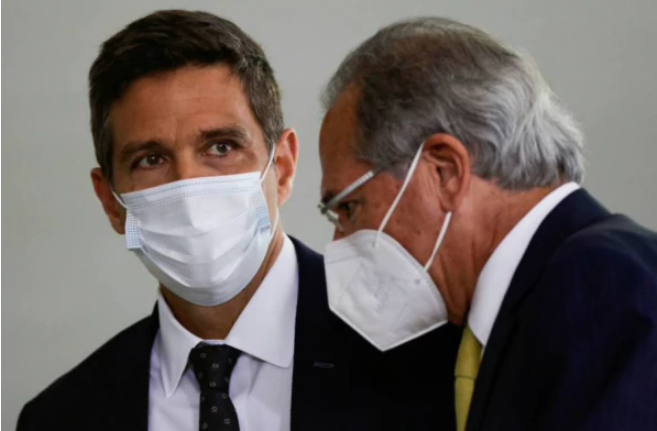 O presidente do Banco Central, Roberto Campos Neto, ao lado do ministro da Economia, Paulo Guedes