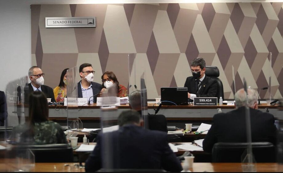 O advogado Tadeu Andrade (à esq.) durante sessão da CPI da Covid no Senado