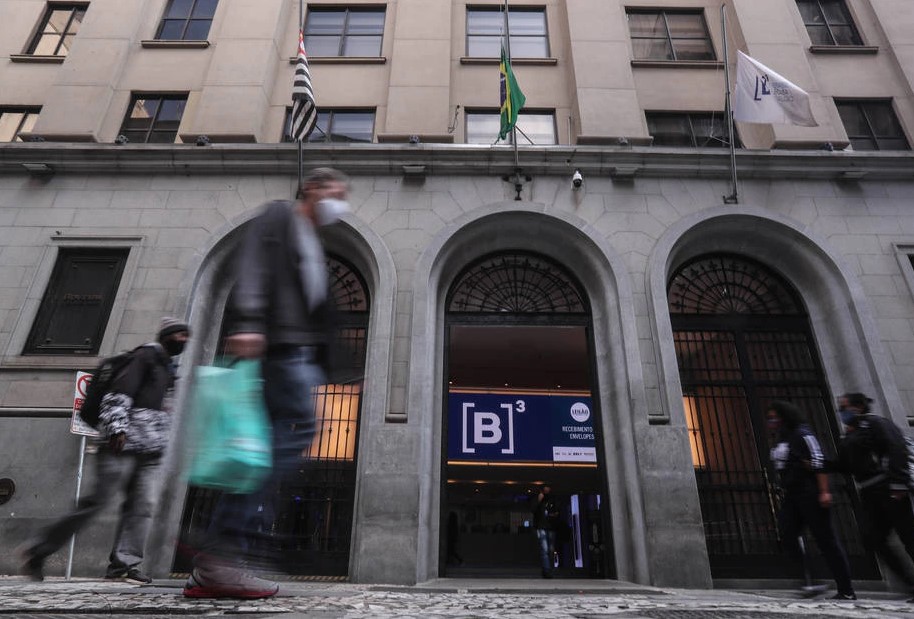 O giro ficou em 38,6 bilhões nesta sexta-feira. No ano, o Ibovespa cai 5,20%