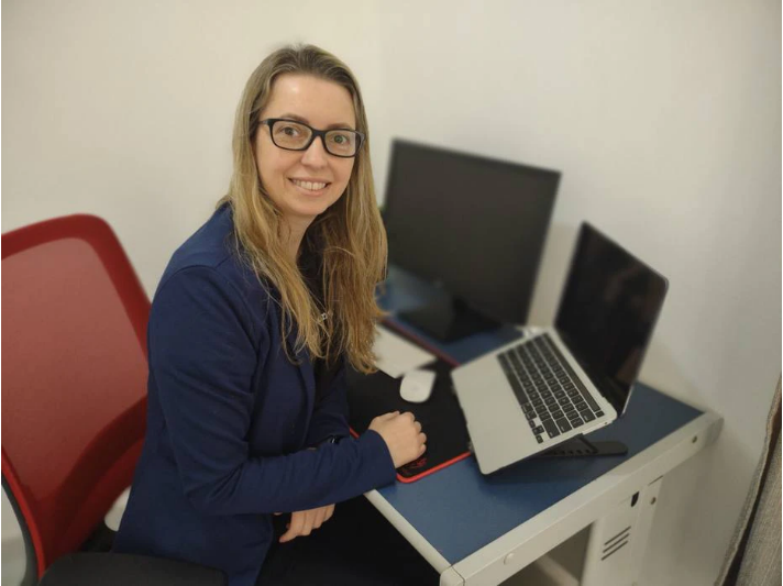 Vanessa Cadan Scheffer, graduada em Ciência da Computação, trabalha na fintech Cora, onde há vagas priorizadas para mulheres