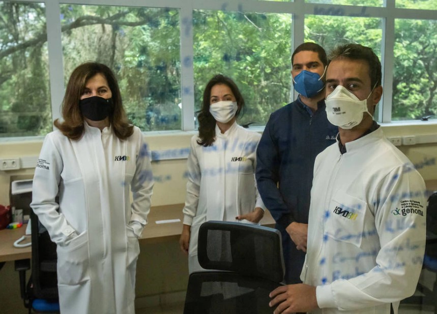 Os pesquisadores Mayana Zatz, Lylyan Pimentel, Ernesto Goulart e Luiz Caires no laboratório de Genoma da USP