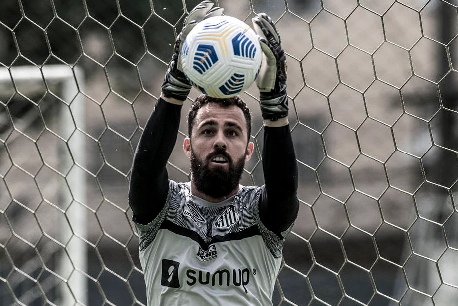 O goleiro reserva do Santos salvou o time da derrota diante do Sport