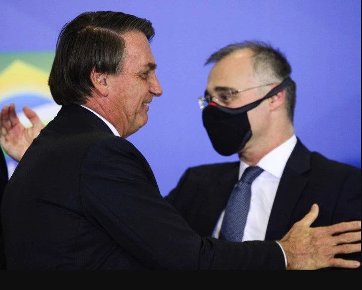 O presidente Jair Bolsonaro e o ex-ministro da AGU, André Mendonça