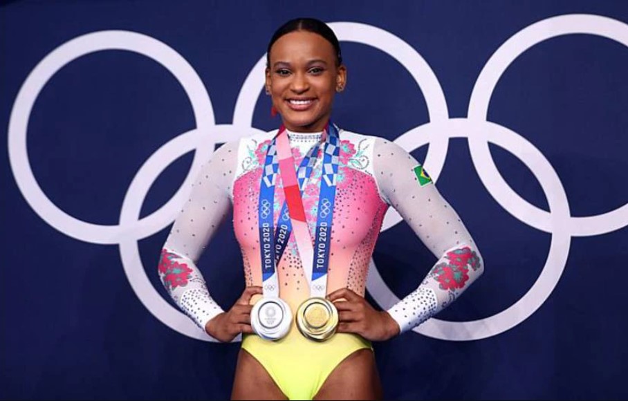 Com medalha de ouro e prata, Rebeca Andrade entra para a história da ginástica brasileira.