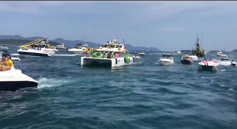 Políticos e apoiadores do presidente Jair Bolsonaro fizeram na tarde deste domingo, 3, uma 'barqueata' no mar de Angra dos Reis