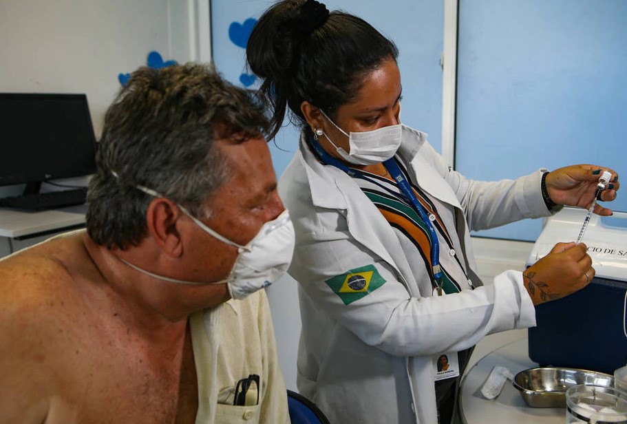 Vacina contra covid-19 é aplicada em centro no Rio de Janeiro