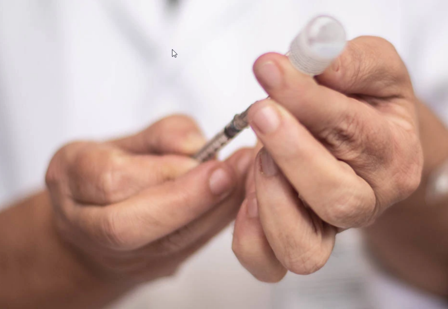 Adiar segunda dose das vacinas pode diminuir a proteção contra novas variantes da covid-19