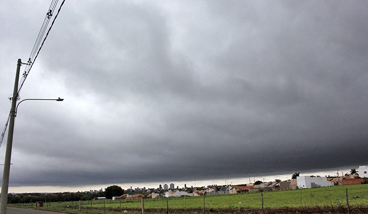 O ar seco e frio da massa de ar frio passa a atuar no Estado a partir da tarde, amenizando as temperaturas que podem ficar abaixo de 30°C durante a tarde. 