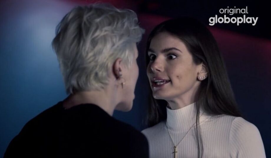 Giovanna (Ágatha Moreira) está pronta para provar que Angel (Camila Queiroz) matou seu pai, Alex (Rodrigo Hilbert)