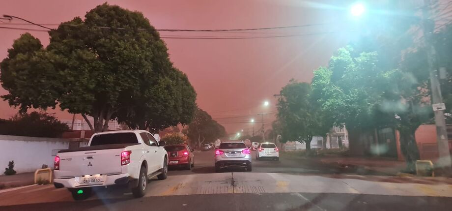 Céu tomado por poeira vermelha