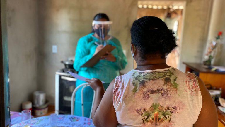 Desde quarta-feira (13), quando as primeiras chuvas de outubro atingiram Campo Grande, as equipes passaram a monitorar, por meio de grupos de WhatsApp e redes sociais, a situação das famílias que vivem em vulnerabilidade social, atendidas nas sete regiões